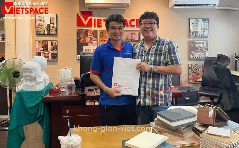 khách hàng ký hợp đồng tại Công ty Không Gian Việt
