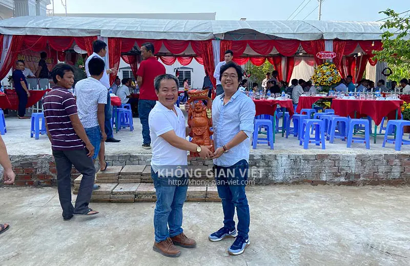 Không Gian Việt - bàn giao - ký hợp đồng và tân gia cùng khách hàng