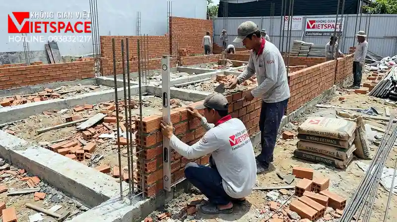Thiết Kế Biệt Thự 2 Tầng Tân Cổ Điển Mái Thái 120m2 Đẹp 09 Thi công đổ bê tông móng và xây tường bao cho biệt thự